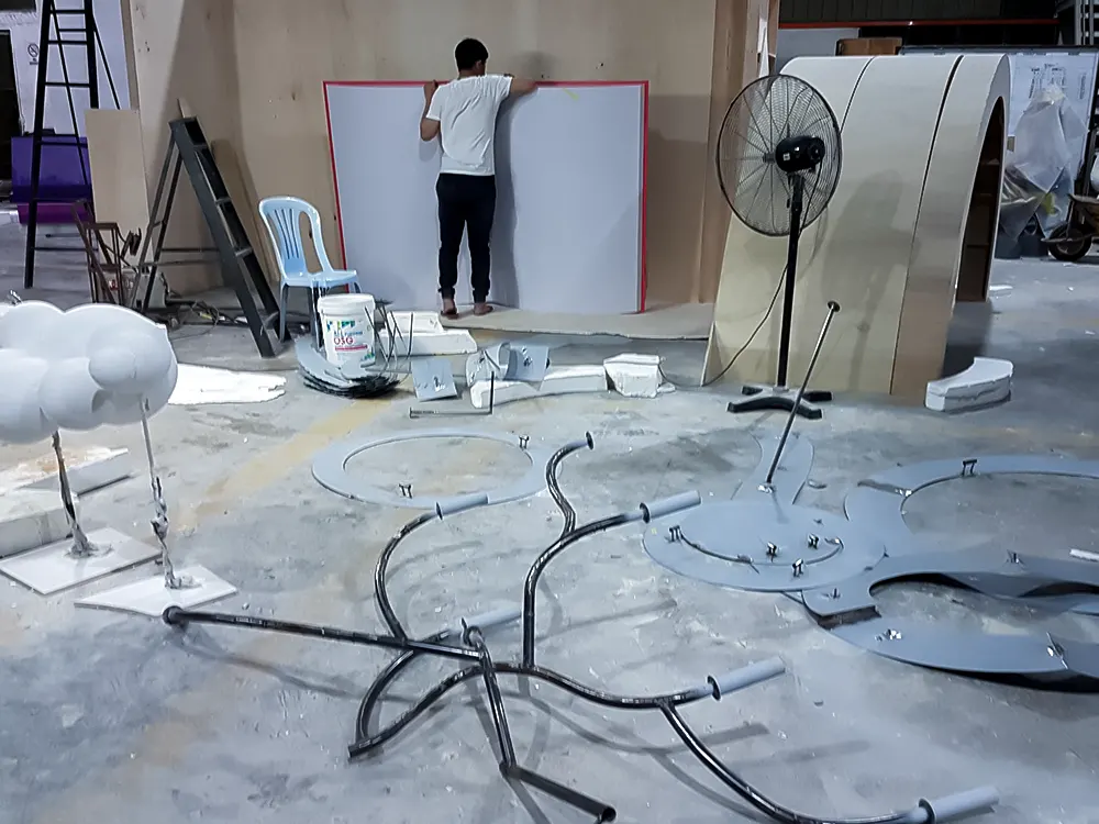 <span  class="uc_style_uc_tiles_grid_image_elementor_uc_items_attribute_title" style="color:#ffffff;">hermes-retail -window-display-010</span>