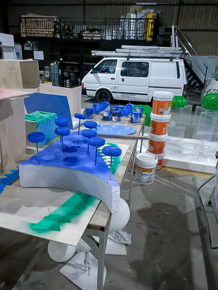 <span  class="uc_style_uc_tiles_grid_image_elementor_uc_items_attribute_title" style="color:#ffffff;">hermes-retail -window-display-033</span>