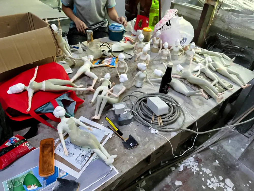 <span  class="uc_style_uc_tiles_grid_image_elementor_uc_items_attribute_title" style="color:#ffffff;">hermes-retail -window-display-037</span>