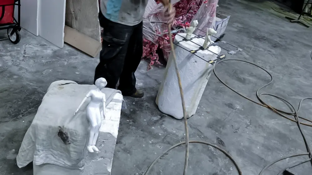 <span  class="uc_style_uc_tiles_grid_image_elementor_uc_items_attribute_title" style="color:#ffffff;">hermes-retail -window-display-043</span>