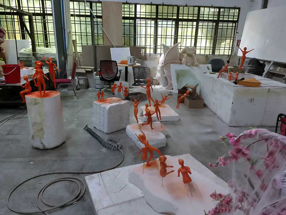 <span  class="uc_style_uc_tiles_grid_image_elementor_uc_items_attribute_title" style="color:#ffffff;">hermes-retail -window-display-048</span>