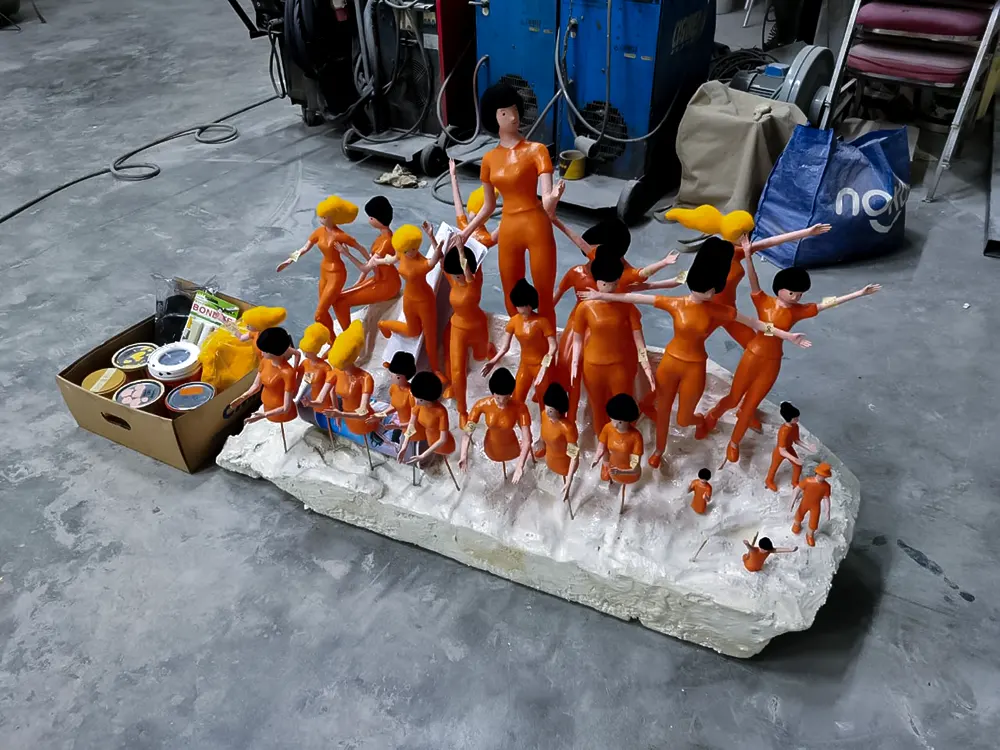 <span  class="uc_style_uc_tiles_grid_image_elementor_uc_items_attribute_title" style="color:#ffffff;">hermes-retail -window-display-052</span>