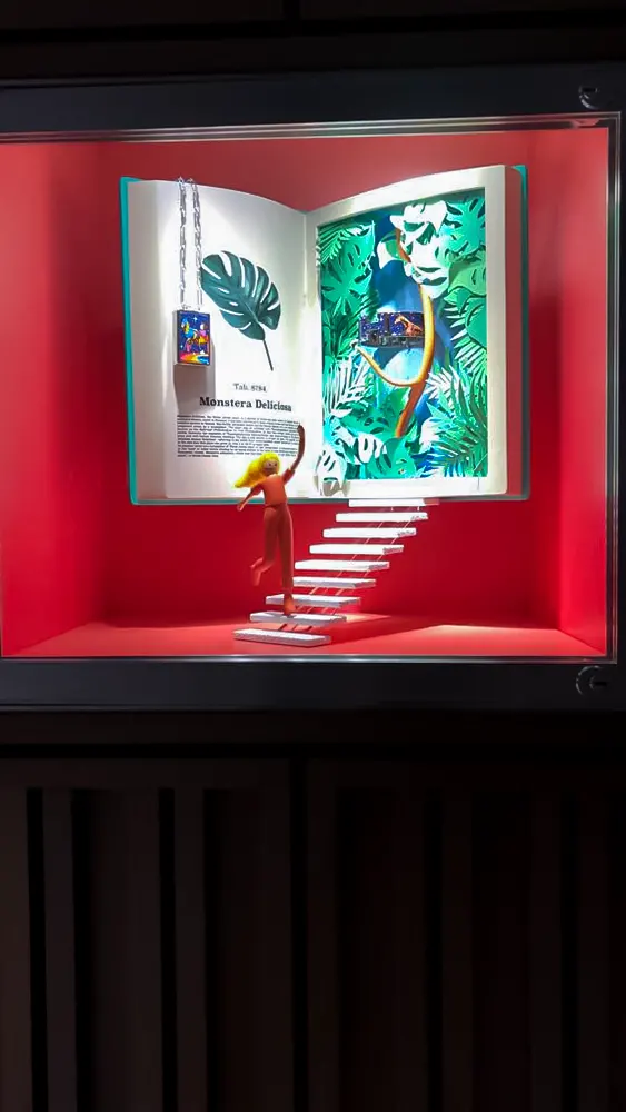 <span  class="uc_style_uc_tiles_grid_image_elementor_uc_items_attribute_title" style="color:#ffffff;">hermes-retail -window-display-066</span>