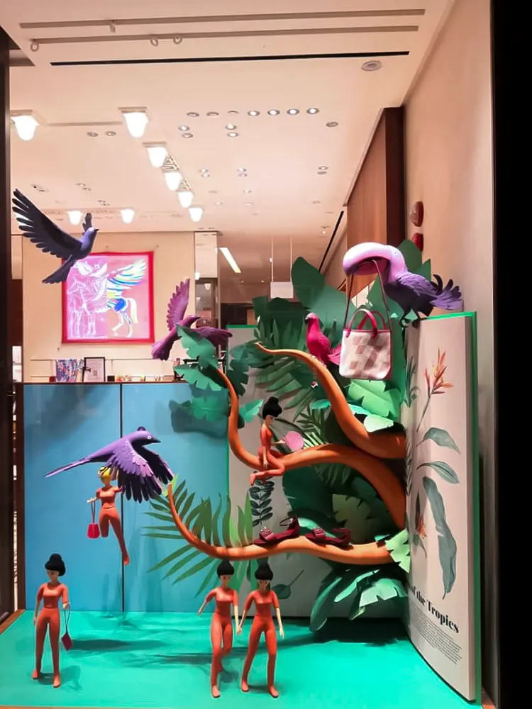 <span  class="uc_style_uc_tiles_grid_image_elementor_uc_items_attribute_title" style="color:#ffffff;">hermes-retail -window-display-068</span>