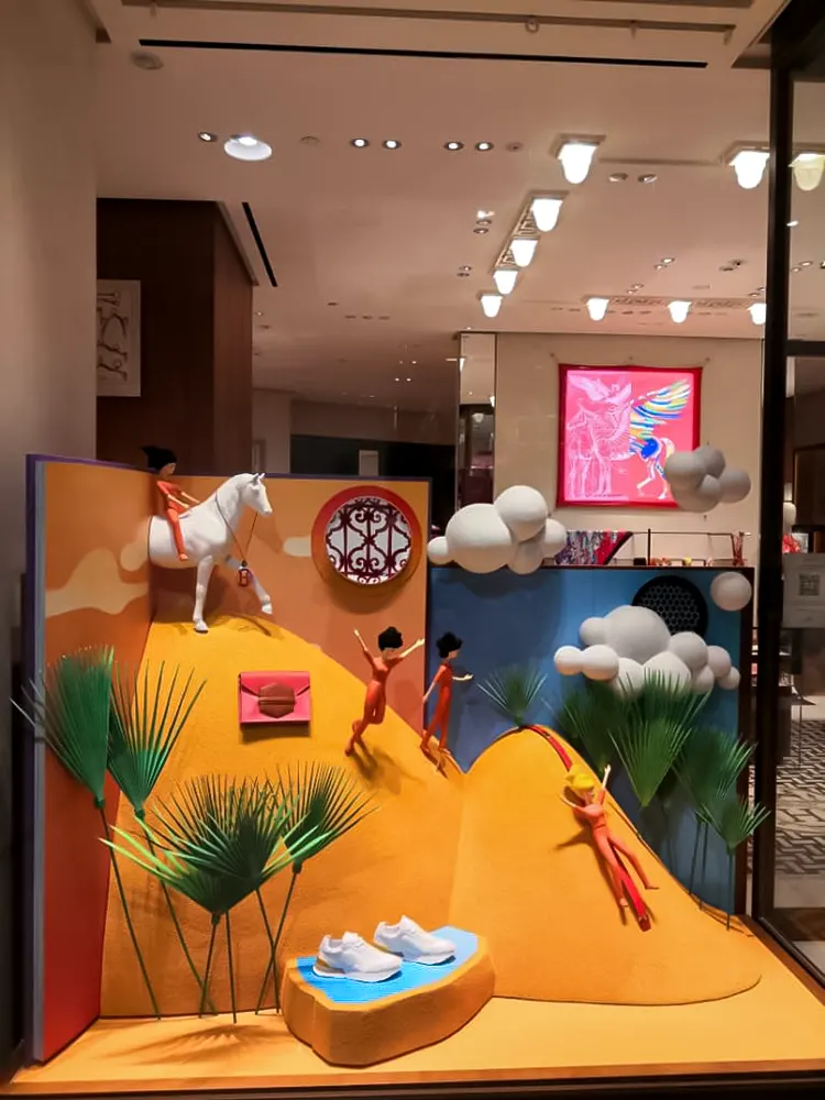 <span  class="uc_style_uc_tiles_grid_image_elementor_uc_items_attribute_title" style="color:#ffffff;">hermes-retail -window-display-069</span>