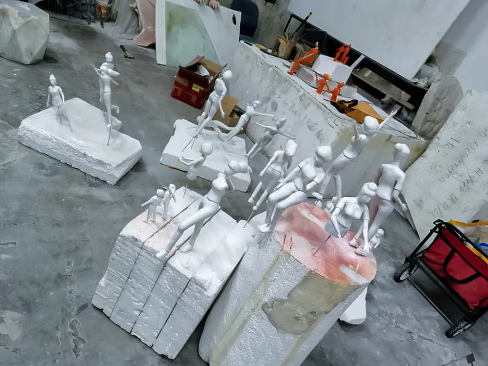 <span  class="uc_style_uc_tiles_grid_image_elementor_uc_items_attribute_title" style="color:#ffffff;">hermes-retail -window-display-07</span>