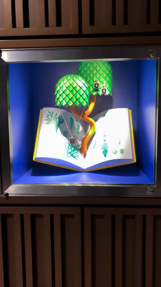 <span  class="uc_style_uc_tiles_grid_image_elementor_uc_items_attribute_title" style="color:#ffffff;">hermes-retail -window-display-070</span>