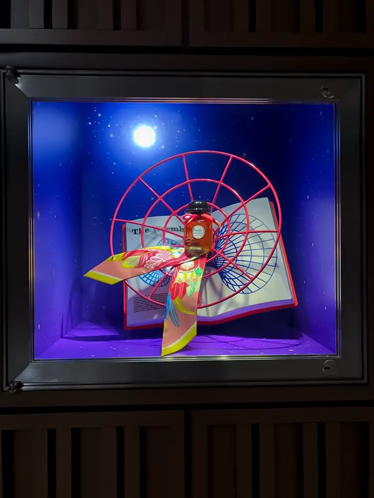 <span  class="uc_style_uc_tiles_grid_image_elementor_uc_items_attribute_title" style="color:#ffffff;">hermes-retail -window-display-075</span>