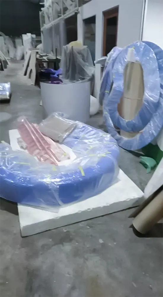 <span  class="uc_style_uc_tiles_grid_image_elementor_uc_items_attribute_title" style="color:#ffffff;">hermes-retail -window-display-081</span>