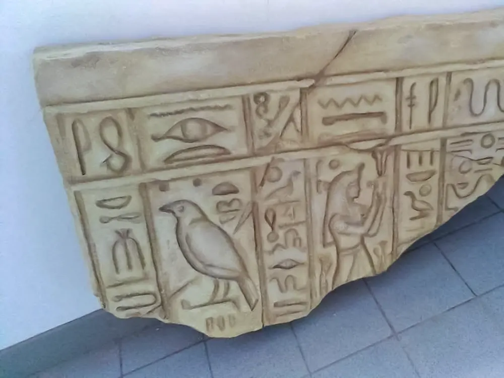 <span  class="uc_style_uc_tiles_grid_image_elementor_uc_items_attribute_title" style="color:#ffffff;">movie-prop-040</span>