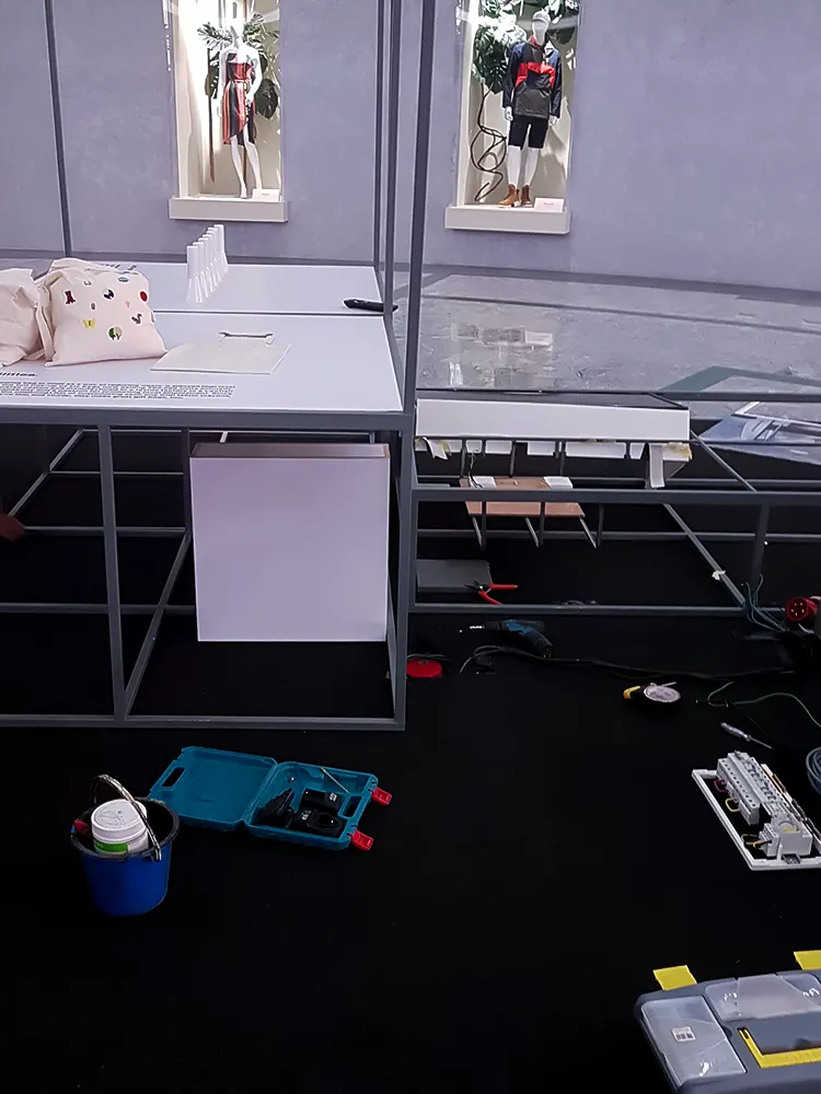 <span  class="uc_style_uc_tiles_grid_image_elementor_uc_items_attribute_title" style="color:#ffffff;">muji-ehibitions-028</span>