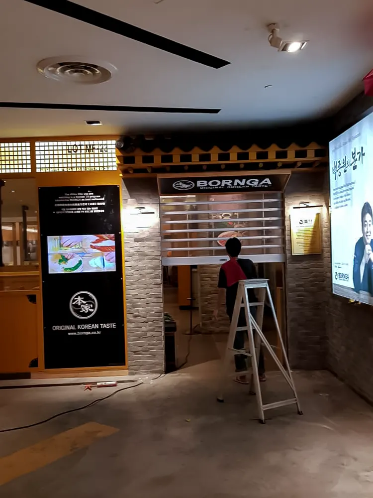 <span  class="uc_style_uc_tiles_grid_image_elementor_uc_items_attribute_title" style="color:#ffffff;">retail-interior-021</span>