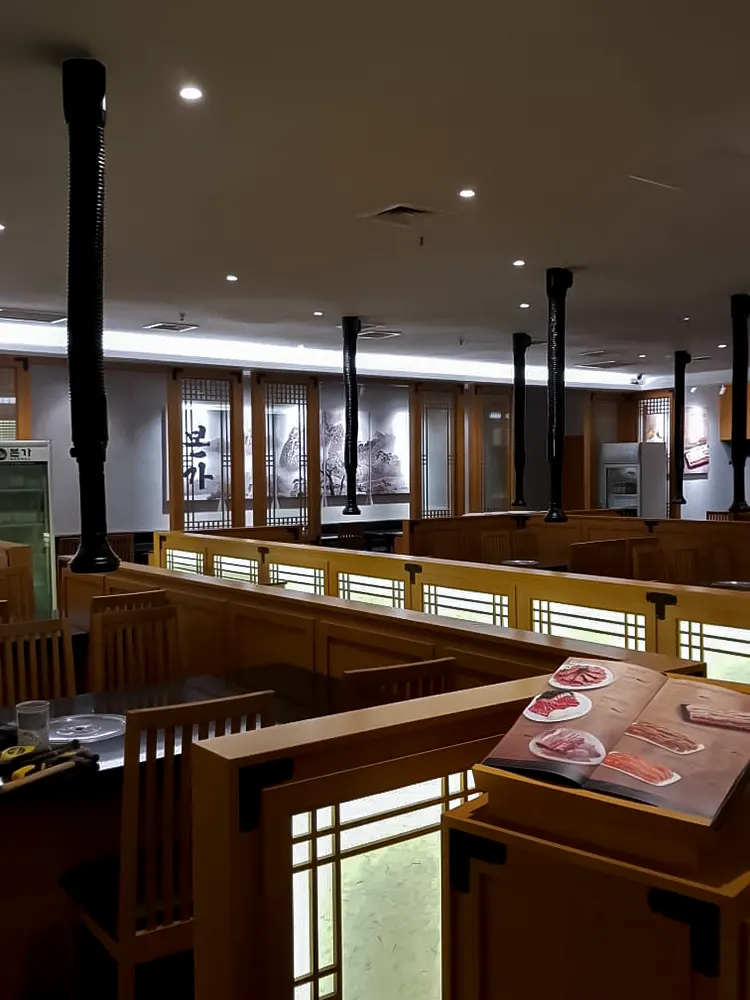 <span  class="uc_style_uc_tiles_grid_image_elementor_uc_items_attribute_title" style="color:#ffffff;">retail-interior-022</span>